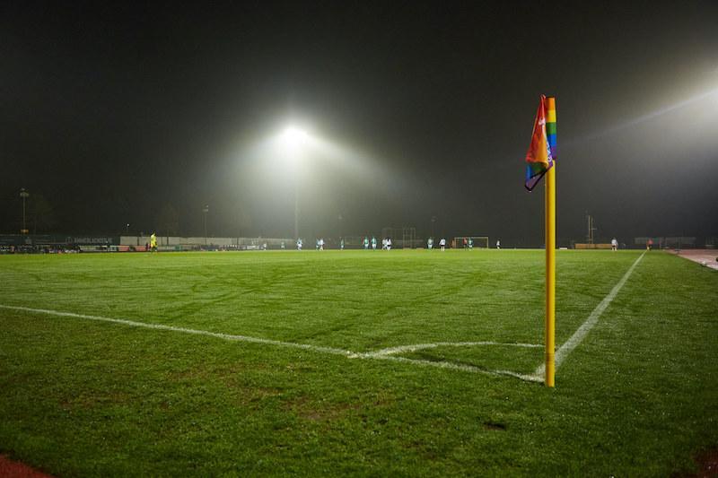 Aufnahme des Weserstadion Platz 11 mit Blick über das Spielfeld. Aufgrund der Dunkelheit ist das Flutlicht des Platzes eingeschalten.