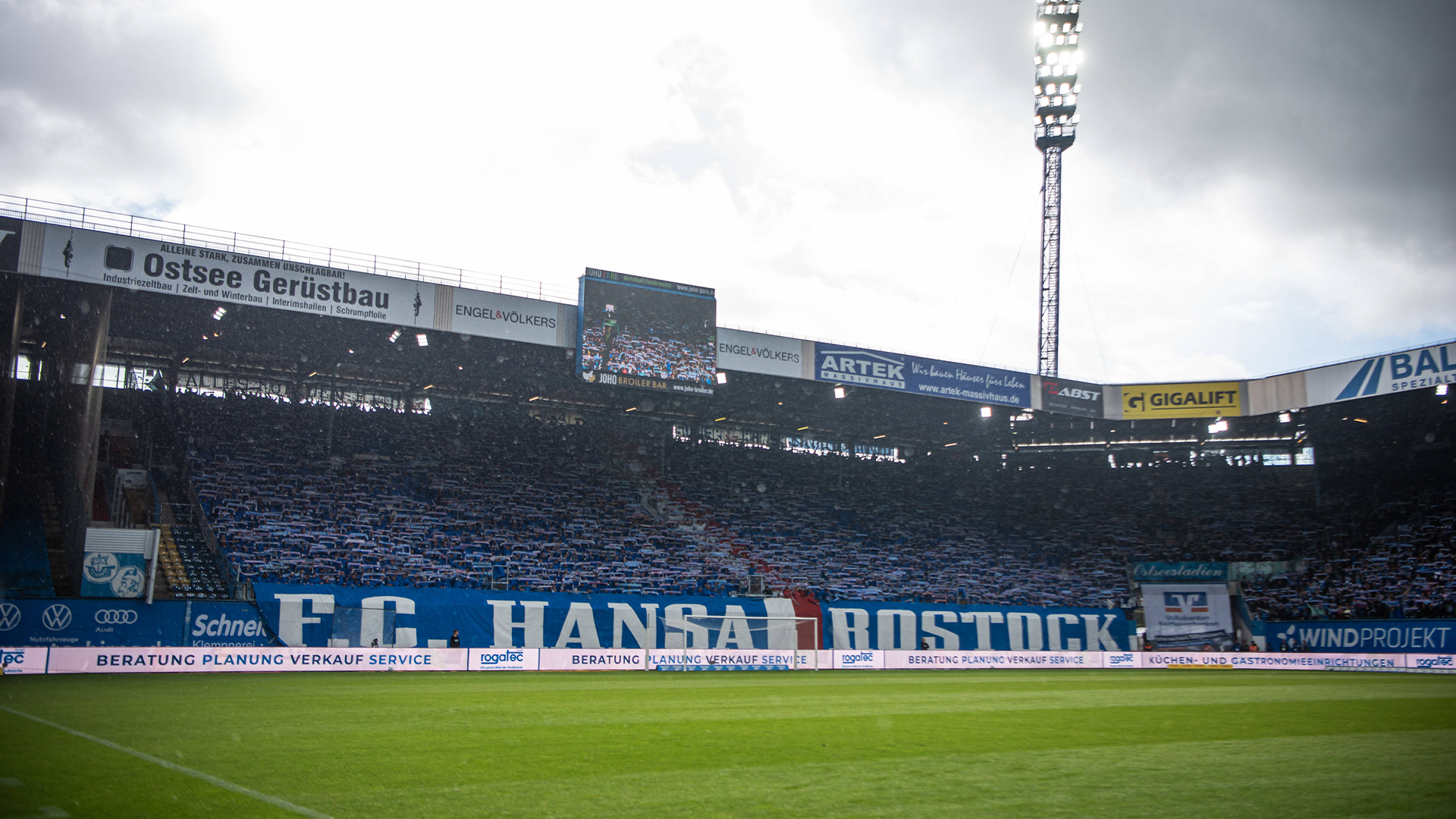 Aufnahme der Fans von Hansa Rostock in der Fankurve.