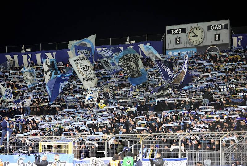 Aufnahme der Fans von 1860 München in der Fankurve.