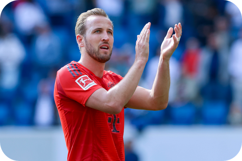 Harry Kane im Trikot des FC Bayern. Kane applaudiert nach der Partie in Richtung der Fans.