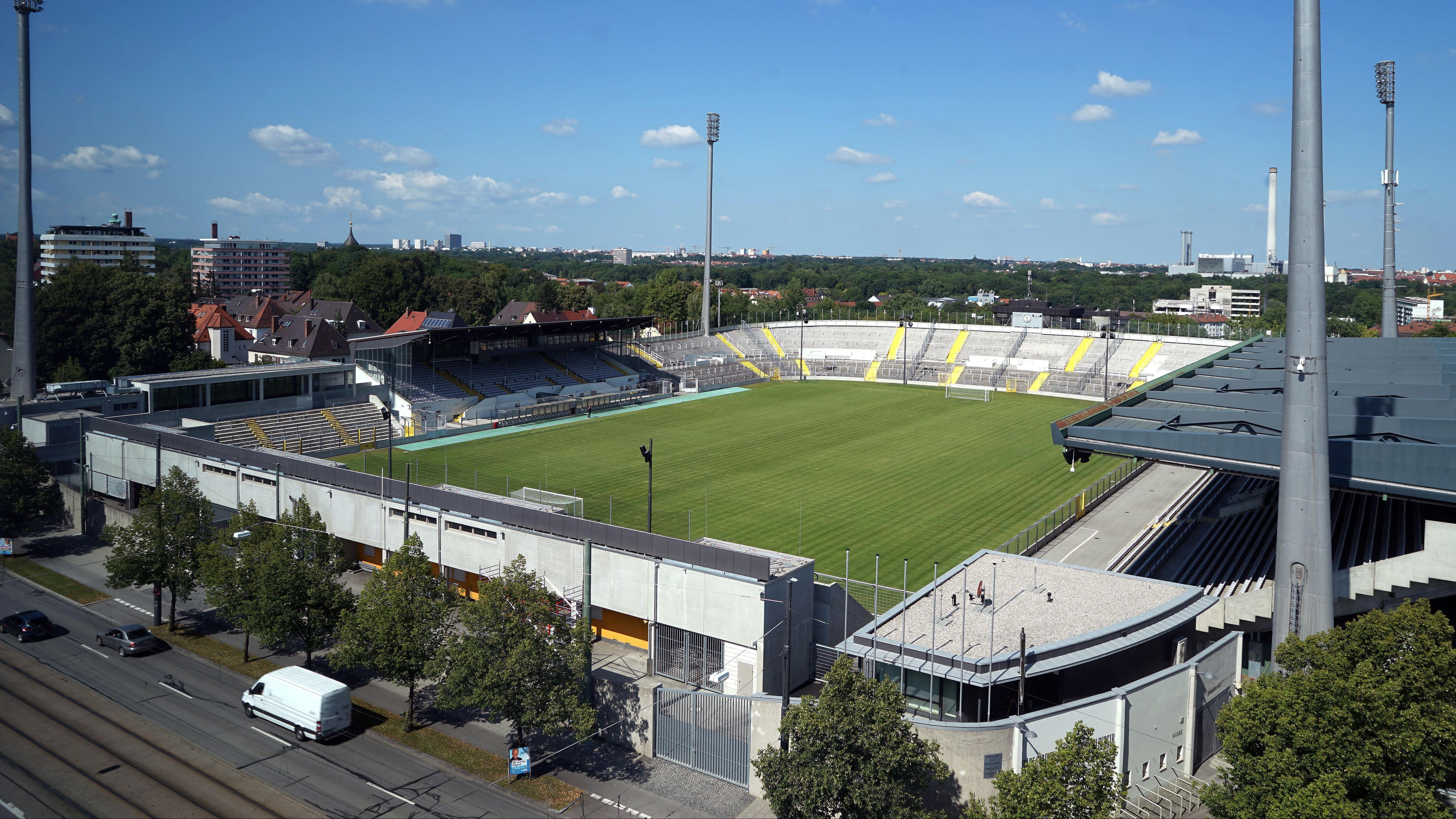Aufnahme des Grünwalder Stadions in München. Das Foto zeigt das Spielfeld inklusive der Tribünen.