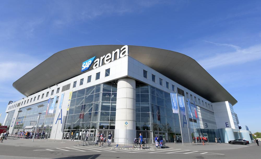 Die SAP Arena in Mannheim von außen an einem Spieltag der Adler Mannheim.