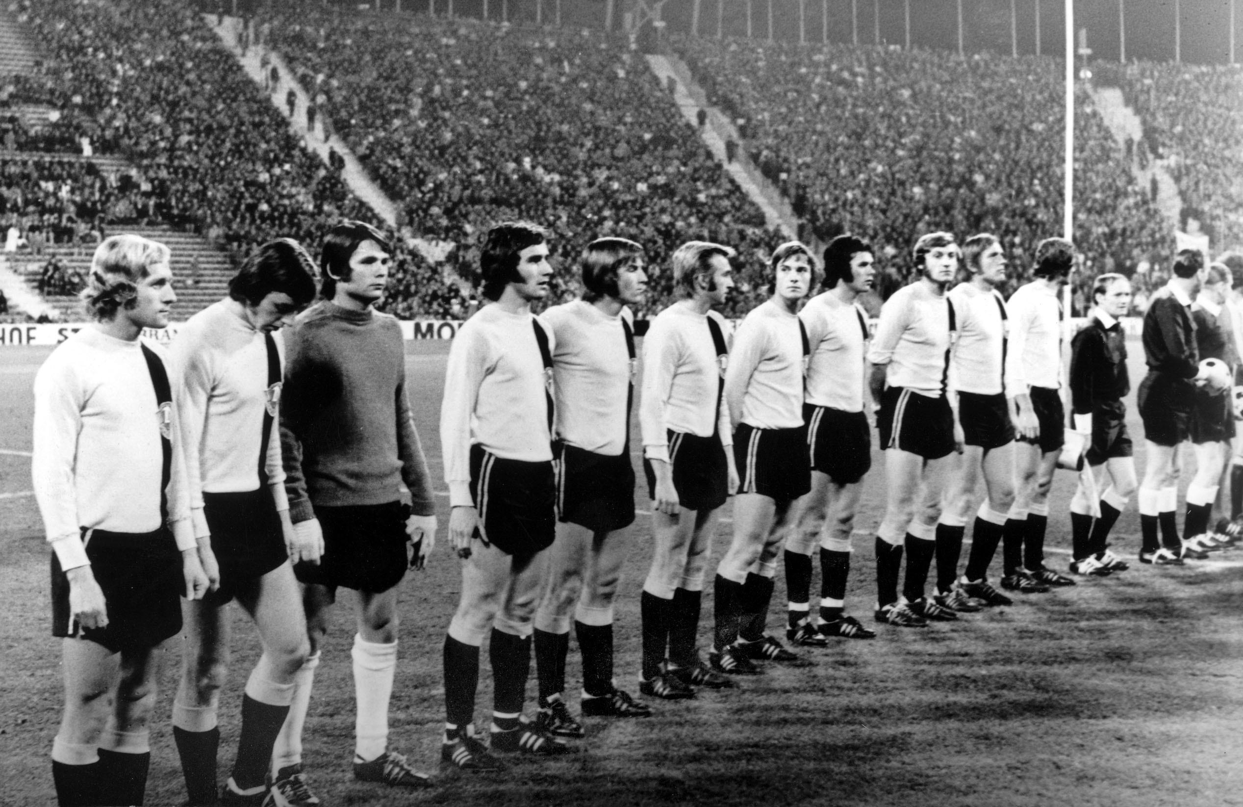 Bild der Mannschaft von Dynamo Dresden vor einem Europapokalspiel 1973. Die Spieler stehen in einer Reihe auf der Mittellinie.