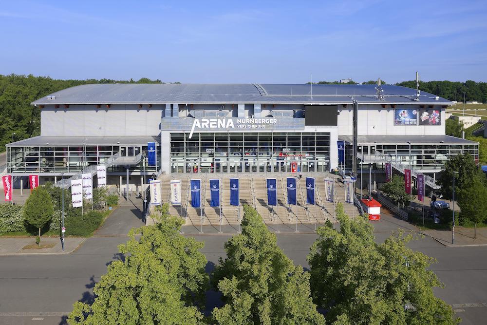 Luftaufnahme des Arena Nürnberger Versicherungen. Das Bild zeigt die Front der Halle inklusive dem Haupteingang.