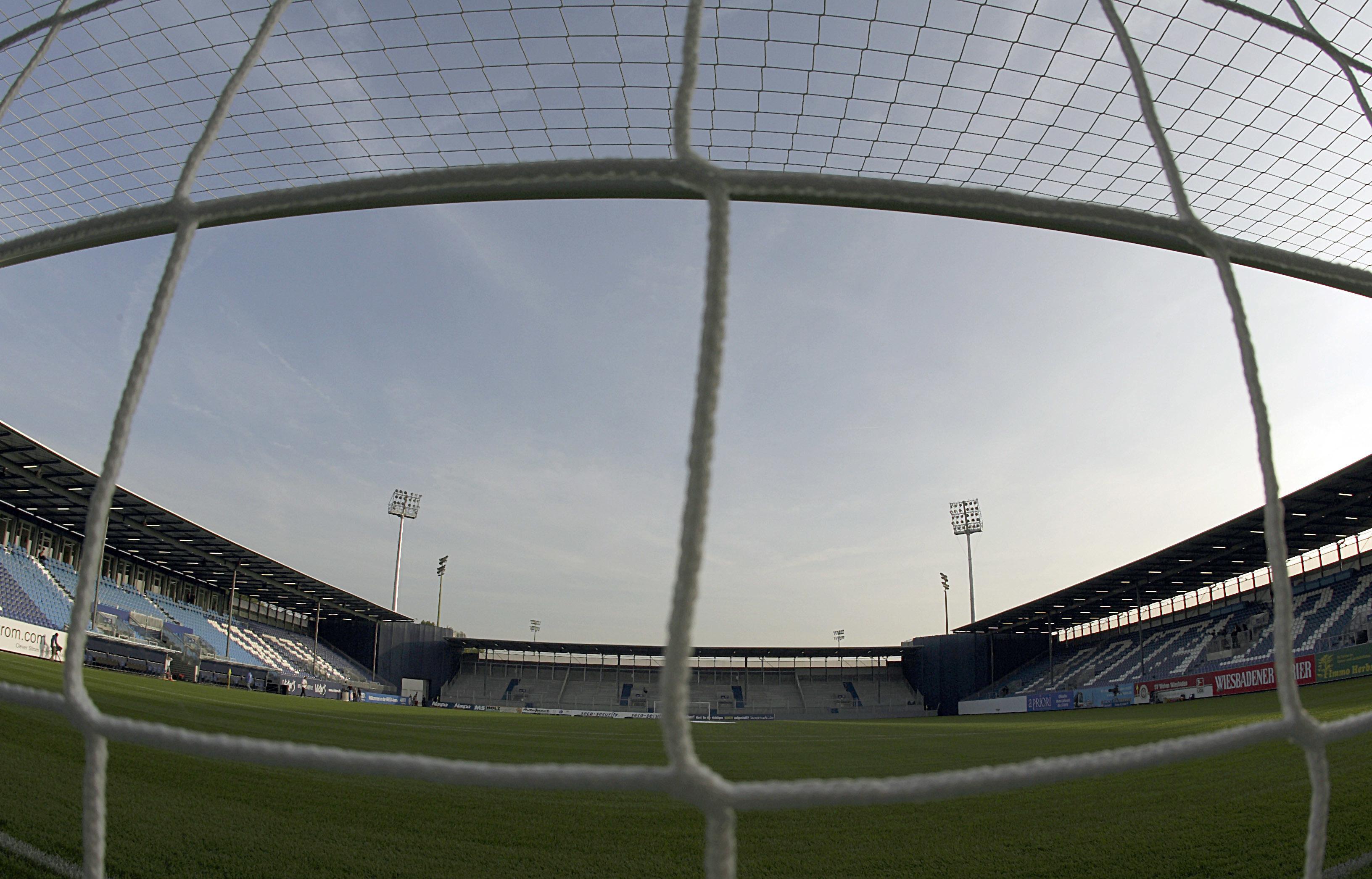 Bild der BRITA-Arena in Wiesbaden, fotografiert auf Höhe der Rasenkante in einem der beiden Tore.