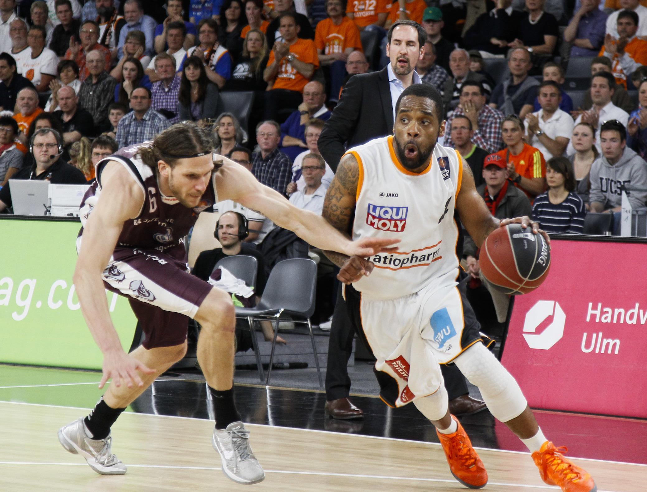 Zwei Spieler im Duell während der Finalserie der BBL im Jahr 2011.