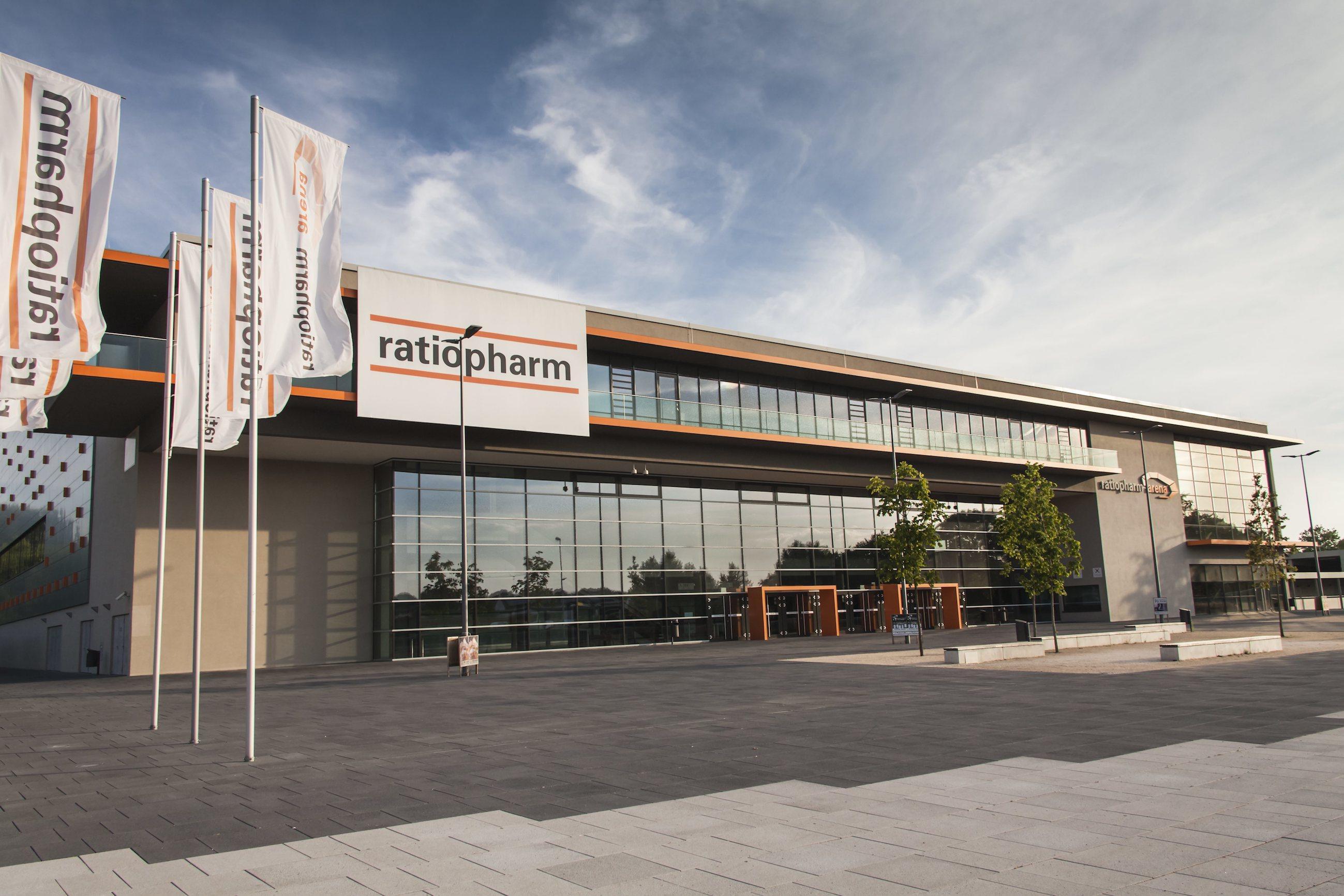 Aufnahme der ratiopharm arena mit Blick auf den Haupteingang.
