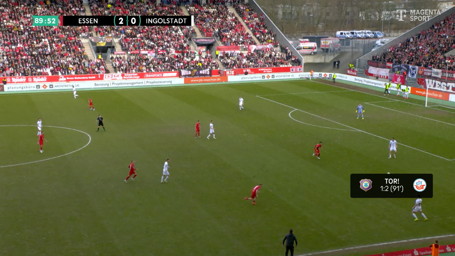 Ein Fußballspiel zwischen Aue und Rostock, bei dem eine Ecke ausgeführt wird. Unten sind zwei Elemente des Highlight-Tickers abgebildet.